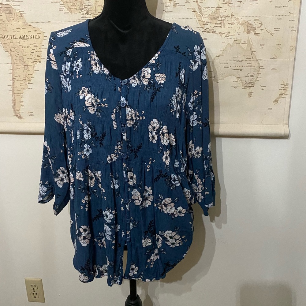TORRID Size 1 — 14/16 Button Front Blouse